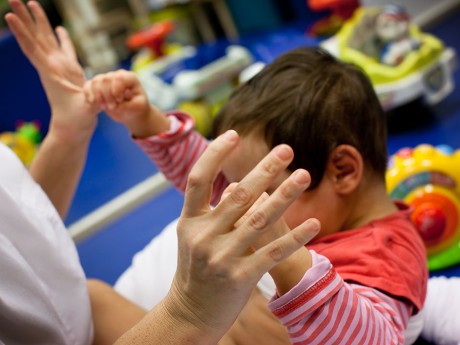 mano infantil