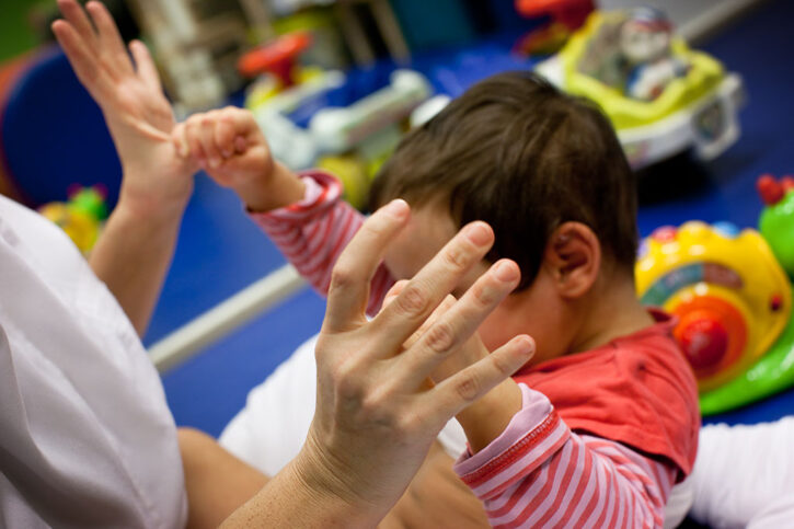 mano infantil