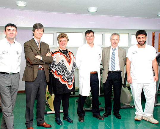 Equipo de profesionales del área de Daño Cerebral con el gerente del Centro Hospitalario Padre Menni, Carlos Pajares, y el director de la Red Menni de Daño Cerebral, J.Ignacio Quemada.