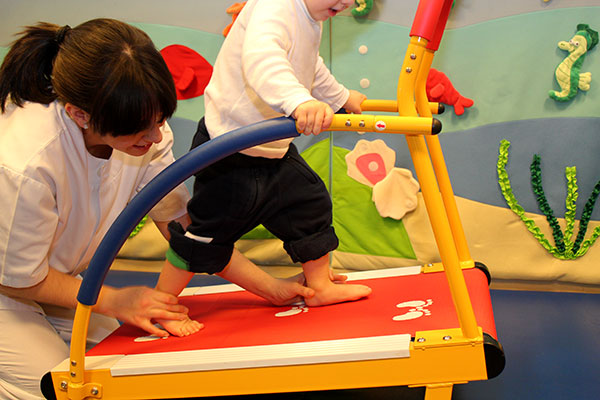 Pequeños aparatos de gimnasia nos ayudan en los programas de neurorrehabilitación infantil