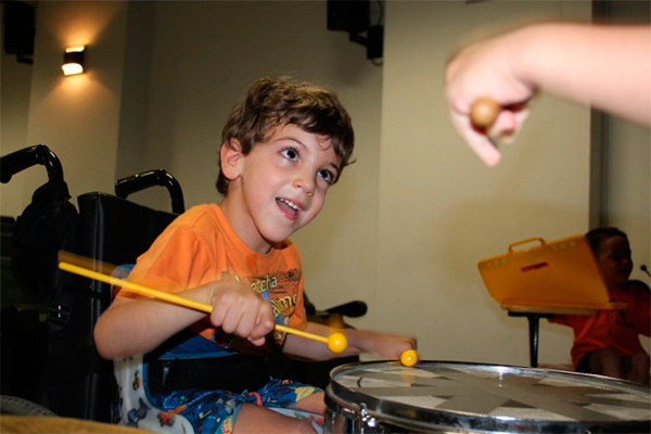 Percusión y baile para nuestros pequeños pacientes