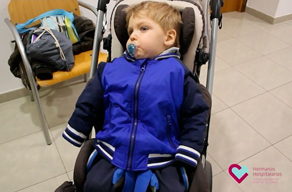 Cómo adaptar una chaqueta para un niño con gran afectación motora