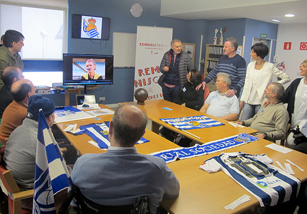 Los recuerdos del fútbol estimulan a personas con daño cerebral del centro Aita Menni de Donostia