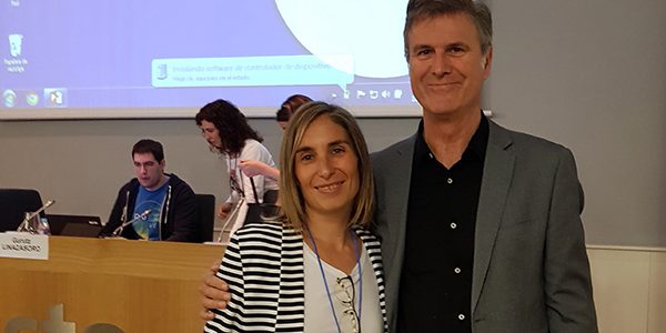 Ana I Useros y Gurutz Linazasoro2 La doctora en Fisioterapia Ana I. Useros y el neurólogo Gurutz Linazasoro, en el taller del congreso Zahartzaroa.