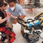 Iris camina gracias al primer exoesqueleto pediátrico del mundo: Atlas 2030