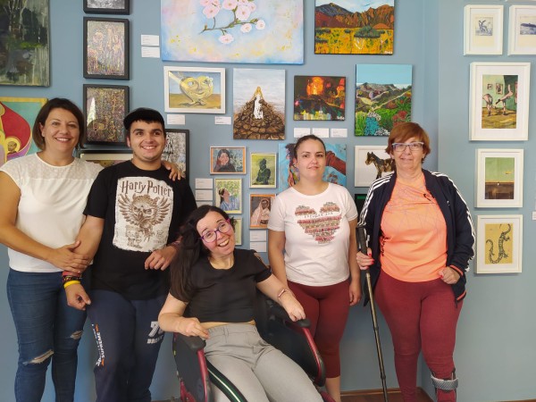 Personas usuarias del Centro Acamán visitan la exposición Multidiverse InArte