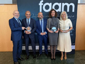 Marisa Merino, directora gerente de Ospitalarioak Fundazioa Euskadi (segunda por la derecha), junto a representantes de otras entidades y otras personas premiadas y al presidente de la FAAM, Valentín Sola Caparrós.