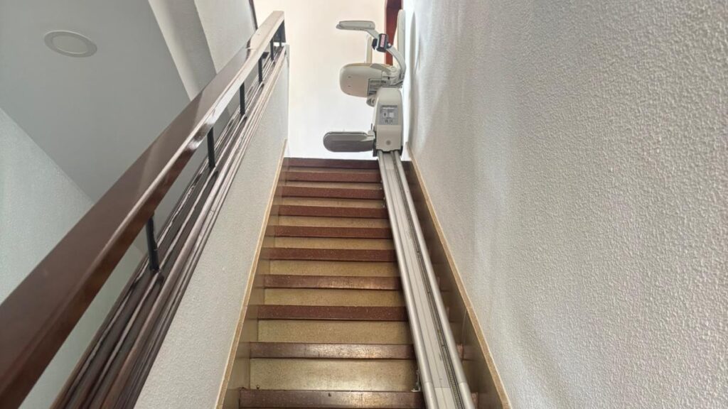 La adaptación del hogar comienza por el acceso a la propia casa. Analizar las barreras arquitectónicas permite identificar qué cambios pueden facilitar la movilidad, aumentar la seguridad y favorecer la autonomía de las personas con problemas motores tras un daño cerebral adquirido.